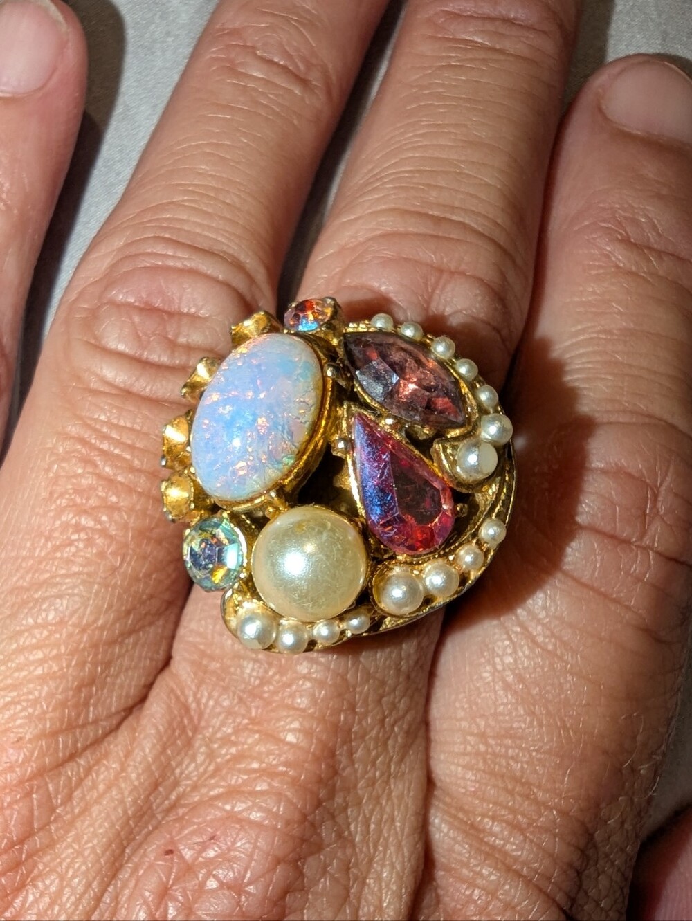 VTG GOLD TONE RHINESTONE FAUX PEARLS CABOCHON RING SIGNED